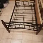 سرير حديد شبه جديد بحالة ممتازة للبيع