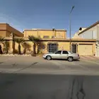 فيلا مع شقتين للبيع في حي اليرموك