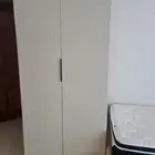 غرفة نوم صغيرة سرير ودولاب