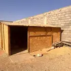 للبيع كامل المعروض( مستودع خشبي وخزانين ماء)