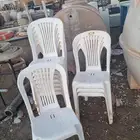 كراسي جلوس نظيفه جدا بالاضافه الى خزانان بحاله ممتازه
