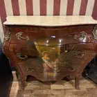 كومود فرنسي فاخر بلمسات فنية ورسومات يدوية وسطح رخامي طبيعي