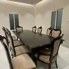 طاولة طعام فخمة وكبيرة
