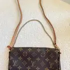 شنط Chanel و Louis Vuitton و Saint Laurent أصلية للبيع