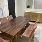 طاولة طعام مع بوفيه