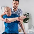 أخصائي علاج طبيعي وتأهل طبي