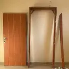 للبيع باب ابواب خشب مع الحلق و الديكور