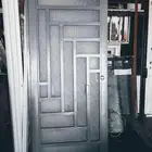 الباب الحديدي هو باب مربع الشكل وفي وسطه باب مفصلي.