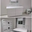 غرفة نوم وطني مع كنبتين