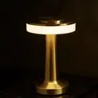 مصباح طاولة بلون ذهبي.