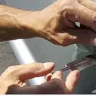 فتح باب السيارة