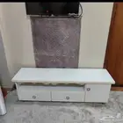 طاولة ( طاولة تليفزيون ) بيضاء نظيفة وبها أدراج تخزين table