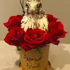 كوب مع ورد وطائر محنط
