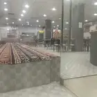 مطعم شعبي مع محل زجاجات سيارات لتقبيل