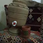 زير مكه ومعاه كوب كبير من الفخار
