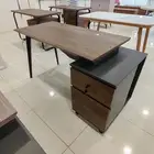 مكتب خشبي مع ادراج .. مكاتب مودرن