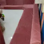 جلسة أرضية مع التكايات والستارة