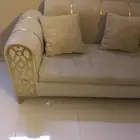 كنب خمس قطع للبيع على السوم ثلاث قطع كبيرة وقطعتين صغيرة