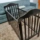 سرير أطفال للبيع يفتح ناحيه الام