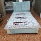 السرير و دواليب خشب جديد