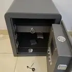 للبيع خزنة إلكترونية ببصمة الإصبع بحالة ممتازة