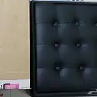 كرسي يحتوي على مكبرات صوت