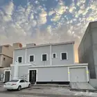 فيلا للبيع مع ثلاث شقق