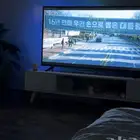 شاشة تلفزيون مع طاوله