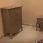 غرفة نوم كبيره مع تسريحه وشفنيره ودولاب وكمودينه