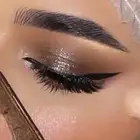 هير ستايل وميكب ارتست خبره في المجال