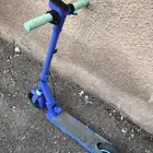 سكوتر كهربائي مع شاحنه للاطفال وقافي للبيع