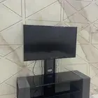 طاولة مع التفزيون