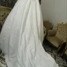 فستان زفاف مع طرحه وجيبون منه وفيه