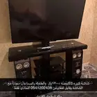 شاشة 55 بوصة مع طاولة و سماعات مسرح منزلي