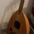 يوجد عود عراقي و شاشه تلفزيون