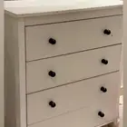 للبيع  دولاب أدراج أبيض عملي وأنيق  مثالي لغرف النوم