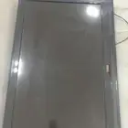 شاشة التلفزيون للبيع فيها كسرات خفيفه زي مو واضح في الصوره