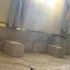 جلسات ظهر مع ثنتين ستائر