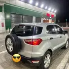 سيارة فورد   نظيفة على الشرط جيب صغير