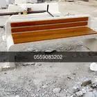 حاويات نفايات وكراسي خرسانية وأحواض زرع للحدائق