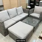 جلسة خارجية مكونة من مقعد ثلاثي و مقعدين مفرد و طاولة