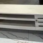 كنب وطاولة شاشة