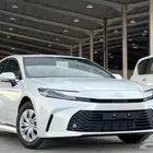 تويوتا كامري 2025 تيتانيوم . ابيض لؤلؤي ستاندر E