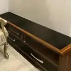 اثاث طاولة تلفزيون وكرسيين ولوحات فنيه