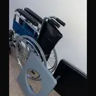 كرسي متحرك مع كرسي حمام