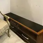 طاوله تلفزيون جديده استعمال خفيف و2كرسي كلاسيك جديده