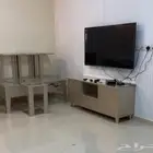 كنب صاله متصل مع طاولات وطاولة تلفزيون