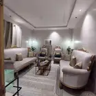 كنب اربع قطع مع طاولة خمس قطع و ستارة