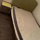 سرير مع كمدينه