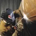 يبحث فني اللحام الماهر عن عمل.